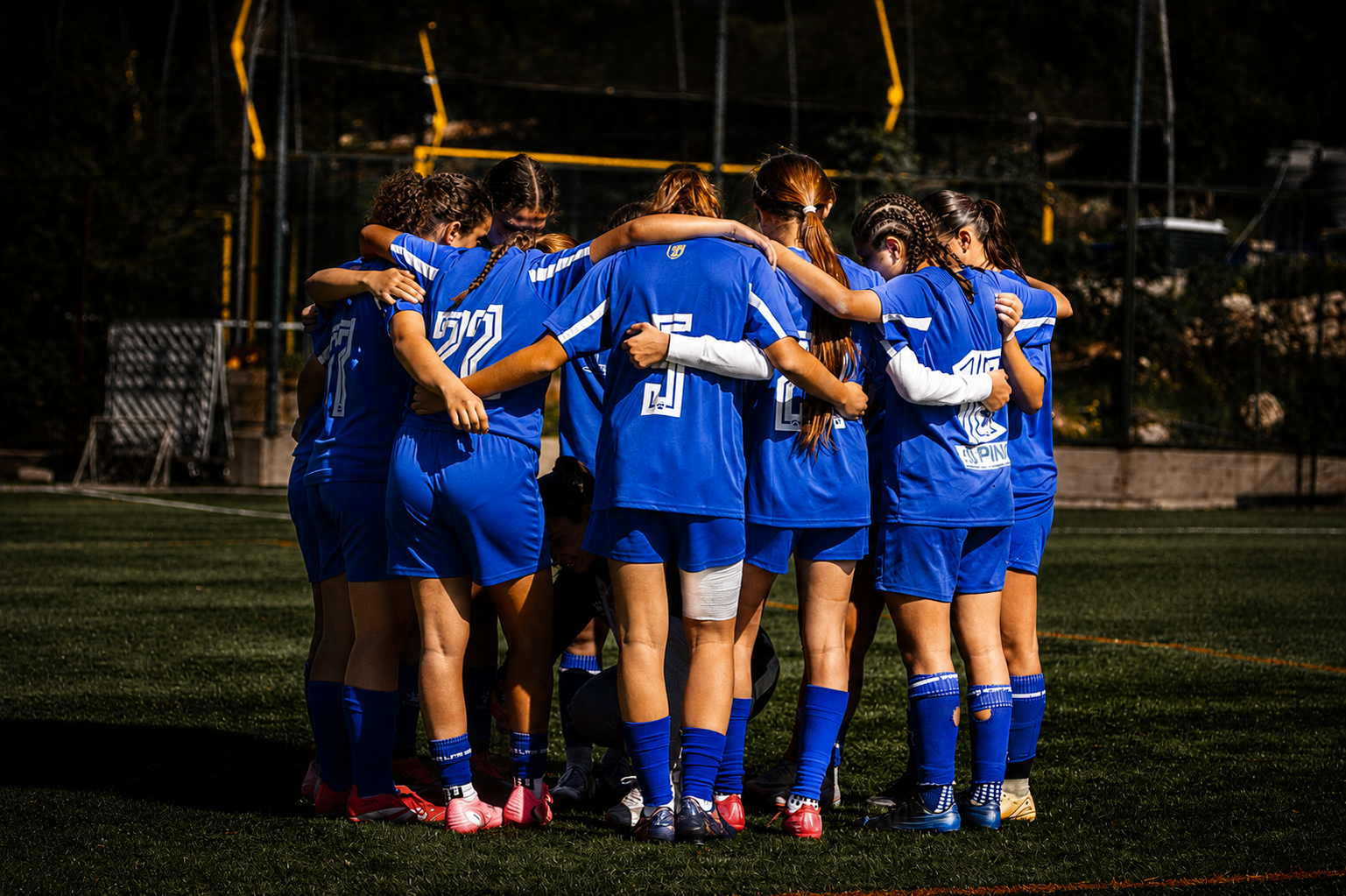 Team huddle before kickoff
